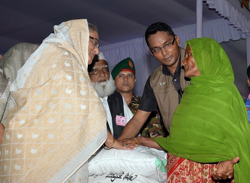 ৩,৭০০ নওগাঁ কৃষক সরকারি কর্মসূচির আওতায় বিনামূল্যে বীজ ও সার পেলেন